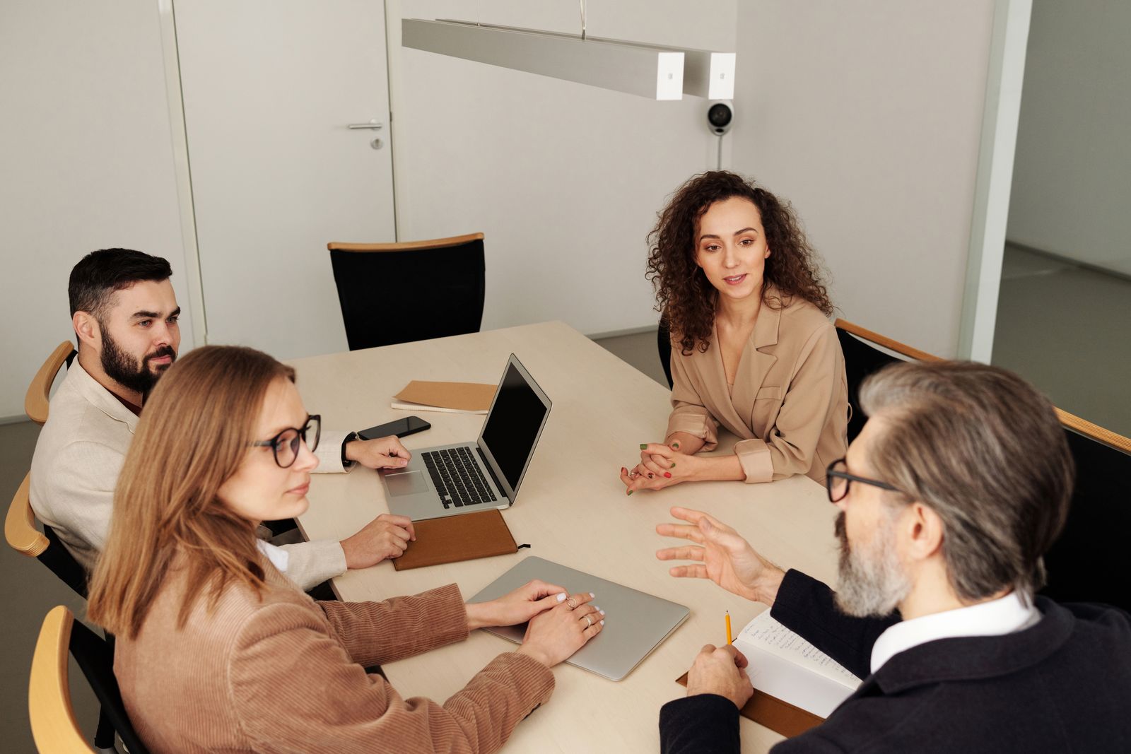 AI Marketing Strategy: Why Experience Still Decides Results 1 Consultants building an AI marketing strategy around a conference table